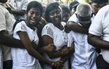Des proches se lamentent aux funérailles d'une victime des attentats jihadistes de Pâques au Sri Lanka, dans un cimetière de Colombo le 24 avril 2019