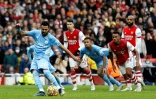 Riyad Mahrez égalise pour Manchester City sur penalty contre Arsenal en Premier League le 1er janvier 2022 à Londres