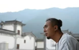 Yan Bingyi, fondateur d'une "maison de retraite pour jeunes" à Dali, dans la province du Yunnan, dans le sud-ouest de la Chine, le 2 avril 2025