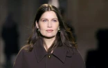 La mannequin Laetitia Casta présente une création pour le défilé de la collection AMI - Alexandre Mattiussi - à la Fashion Week de Paris, le 18 janvier 2024