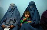 Des patientes attendent avec un enfant à la clinique de Tangi Saidan, le 6 octobre 2021 dans le centre de l'Afghanistan 