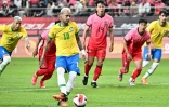 L'attaquant Neymar marque le premier de ses deux penalties face à la Corée du sud, lors de la victoire du Brésil, 5-1 face à la Corée du sud en match amical, le 2 juin 2022 à Séoul