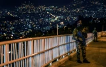 Un soldat en faction sur un pont le 25 avril 2021, à Medellin, en Colombie, où les autorités ont imposé un couvre-feu nocturne et des mesures de confinement, en raison de la pandémie de Covid-19