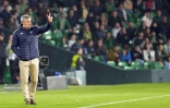 Quique Setien, à la tête du Betis Séville, donne des consignes à ses joueurs opposés à l'Olympiakos en Ligue Europa, le 29 novembre 2018, en Andalousie 