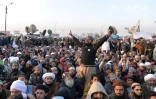 Des partisans du mouvement islamiste TLYRAP crient des slogans pendant une conférence de presse de leur leader, le 27 novembre 2017 à Islamabad