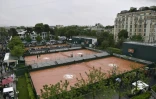 Les courts de Roland-Garros couverts de bâches, le 22 mai 2016