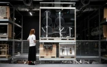 Une visiteuse regarde la batterie du batteur britannique Keith Moon du groupe The Who exposée au musée V&A East Storehouse, dans l'est de Londres, le 12 juin 2025