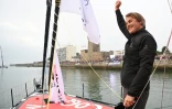 Le skippeur français Yannick Bestaven salue depuis son Imoca 60 "Maître Coq V" alors qu'il quitte le port pour le départ de la 10e édition du Vendée Globe, course autour du monde en monocoque à la voile en solitaire, aux Sables-d'Olonne, le 10 novembre 2024