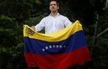 Le chef de l'opposition vénézuélienne et président autoproclamé Juan Guaido brandit le drapeau du Venezuela durant une manifestation à Caracas, le 16 novembre 2019