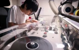 Un technicien répare la pellicule d'un vieux film à l'Institut taïwanais du cinéma et de l'audiovisuel (TFAI), le 23 juin 2026 à Taipeï
