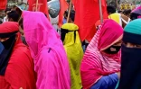 Des ouvriers du textile manifestent Ă Dacca le 10 novembre 2023 pour demander une hausse de leurs salaires
