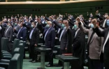 Une photo fournie par le bureau du guide iranien Ali Khamenei montre les députés saluant à poings levés le guide lors d'une visioconférence, le 27 mai 2021