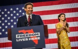 Le gouverneur de Floride, Ron DeSantis, et sa femme Casey DeSantis, le 8 novembre 2022 à Tampa, en Floride