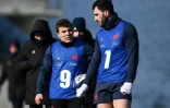 Les joueurs du XV de France Antoine Dupont (g) et Charles Ollivon à l'entraînement le 11 février 2021 à Marcoussis