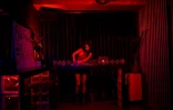 Une DJ au Bubble pub, Ă Pristina, le 4 novembre 2023