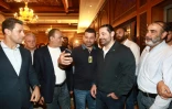 Le Premier ministre Saad Hariri (3e g) avec ses partisans à Beyrouth, le 6 mai 2018