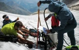 Pierre René (d) effectue des mesures sur le glacier d'Ossoue au pic du Vignemale au sud-ouest de Toulouse dans les Pyrénées le 5 septembre 2021