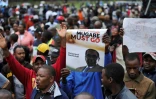 Des milliers de personnes sont descendues dans les rues d'Harare le 18 novembre 2017 pour demander le départ du président Robert Mugabe 