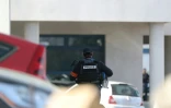 Un policier devant le lycée Tocqueville de Grasse, le 16 mars 2017