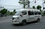 Des passagers à bord d'un minibus électrique, le 29 avril 2026 à Katmandou 
