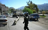 Des membres des forces de sécurité dégagent une route auparavant bloquée par des manifestants réclamant la démission du président bolivien Rodrigo Paz à Carreras, dans le département de La Paz, en Bolivie, le 5 juin 2026