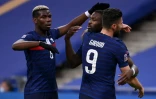 Paul Pogba, Marcus Thuram et Olivier Giroud se congratulent au cours du match des Bleus contre la Suède le 17 novembre au Stade de France à Saint-Denis