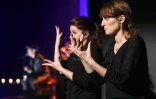 Rachel Fréry (G) et Séverine Michel (D), du collectif "Deux mains sur scène", interprètes professionnelles en langue des signes française (LSF), lors du concert d'Yves Jamait à Sausheim dans la banlieue de Mulhouse (région Grand Est) le 23 mars 2017