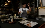 Le chef colombien Jeferson Garcia prépare un plat à base de farine de coca dans un restaurant de Bogota, le 23 août 2022