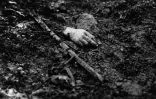 La main d'un soldat mort dans les tranchées dans le nord de la France en 1914