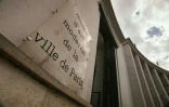 Vue en date du 28 avril 2002 de l'entrée du Musée d'Art Moderne de Paris