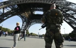 Un soldat sous la Tour Eiffel dans le cadre du plan vigipirate le 23 septembre 2014 à Paris 