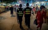 La police patrouille dans un marché de nuit au dernier jour du ramadan près de la mosquée Id Kah à Kashgar dans le Xinjiang en Chine, le 25 juin 2017