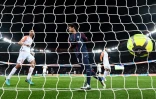 L'attaquant brésilien du PSG Neymar (C) inscrit un but lors du déplacement de Montpellier le 27 janvier 2018