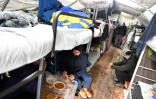 Des migrants sous une tente dans le camp de Lipa, près de Bihac, le 29 janvier 2021 en Bosnie