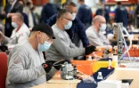 Des employés du groupe automobile PSA assemblent les pièces de respirateurs médicaux, le 15 avril 2020 à l'usine de Poissy, au nord-ouest de Paris
