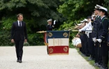Le président Emmanuel Macron passe en revue less troupes qui participeront au défilé du 14 juillet, le 2 juillet 2024 à Paris