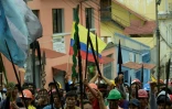 Des manifestants indigènes devant la basilique où se tiennent des tractations, à Quito, le 27 juin 2022