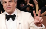 L'acteur américain Mark Ruffalo porte un badge sur lequel on peut lire "be Good", du nom de Renee Good, l'Américaine tuée à Minneapolis par un agent de la police de l'immigration, lors des Golden Globes à Beverly Hills, en Californie, le 11 janvier 2026