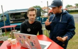 Le surfeur Eric Dargent (g) et son entraîneur Manu Portet, le 18 septembre 2016 à Saint-Jean-de-Luz