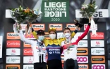 (g à d) Le Suisse Marc Hirschi, 2e, le Slovène Primoz Roglic, 1er, et son compatriote Tadej Pogacar, 3e, sur le podium de Liège-Bastogne-Liège, le 4 octobre 2020