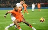 Le Néerlandais Memphis Depay (gauche) tente de récupérer le ballon face au défenseur français Benjamin Pavard 