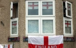 Un drapeau d'Angleterre accroché à une fenêtre à Redcar, dans le nord-est d'Angleterre, le 27 juin 2016