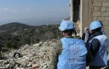 Des Casques bleus de l'ONU inspectent les dégâts dans le village de Kfarchouba dans le sud du Liban, le 17 février 2025