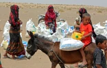 Des familles reçoivent des rations d'aide alimentaire dans la province de Lahej, le 29 mars 200 dans le sud du Yémen
