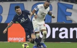 Lionel Messi au duel avec Dimitri Payet lors du classique OM-PSG disputé au stade Vélodrome, le 24 octobre 2021
