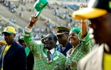 Robert Mugabe et son épouse, Grace Mugabe, saluent la foule lors d'un meeting à Harare, le 28 juin 2013