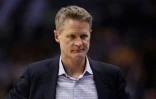 L'entraîneur des Golden State Warriors Steve Kerr suit le match face aux Phoenix Suns, le 8 avril 2018 à Phoenix