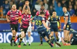 Bryn Gatland tape le drop de la victoire pour les Otago Highlanders contre les Waikato Chiefs devant uje foule nombreuse au Forsyth Barr Stadium le 13 juin 2020 à Dunedin en Nouvelle-Zélande