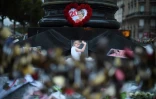 Fleurs et photos de la princesse Diana au pied de la flamme du pont de l'Alma, à Paris le 30 août 2017