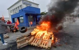 Des palettes en bois en feu devant le site de Michelin Ă Vannes (Morbihan) le 8 novembre 2024